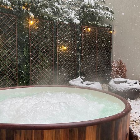 Ferienwohnung Downtown Hidden Garden With Jacuzzi In Bukarest Exterior foto