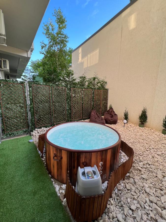Ferienwohnung Downtown Hidden Garden With Jacuzzi In Bukarest Exterior foto