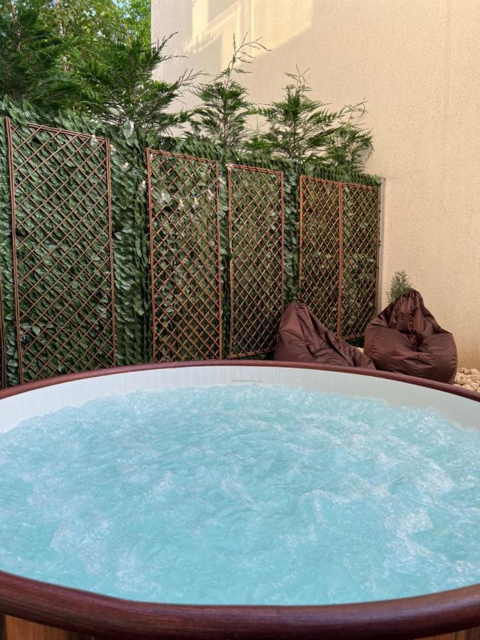 Ferienwohnung Downtown Hidden Garden With Jacuzzi In Bukarest Exterior foto