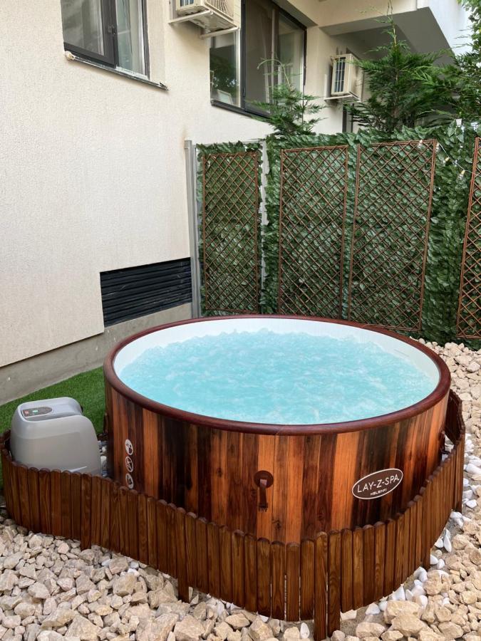 Ferienwohnung Downtown Hidden Garden With Jacuzzi In Bukarest Exterior foto