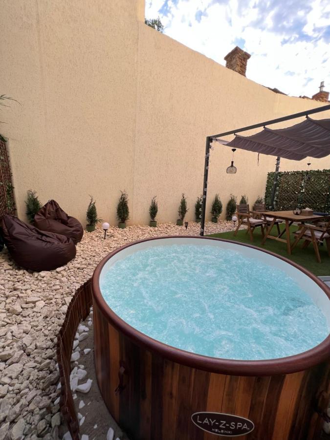 Ferienwohnung Downtown Hidden Garden With Jacuzzi In Bukarest Exterior foto