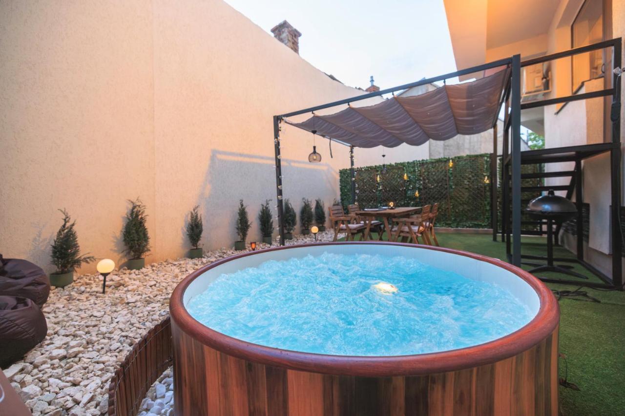 Ferienwohnung Downtown Hidden Garden With Jacuzzi In Bukarest Exterior foto