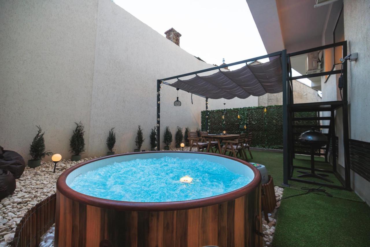 Ferienwohnung Downtown Hidden Garden With Jacuzzi In Bukarest Exterior foto