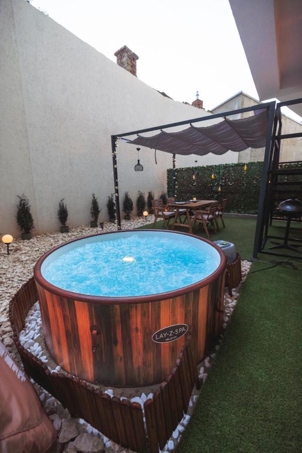 Ferienwohnung Downtown Hidden Garden With Jacuzzi In Bukarest Exterior foto